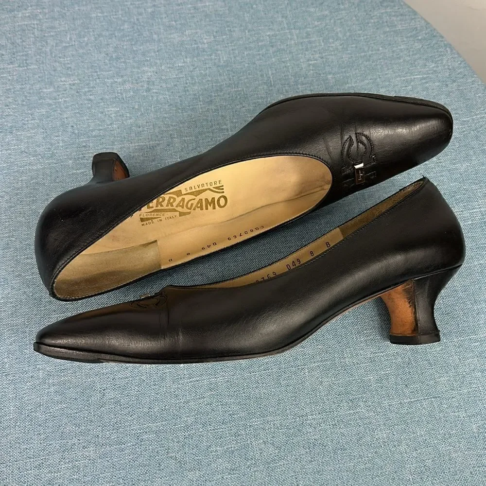 Vintage Salvatore Ferragamo Black Leather Pumps With Metal Logo Size 8 B